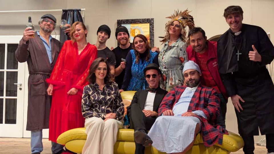 Foto für die Veranstaltung „Il morto è vivo“ mit allen Theaterfiguren sitzend auf einem gelben Sofa.