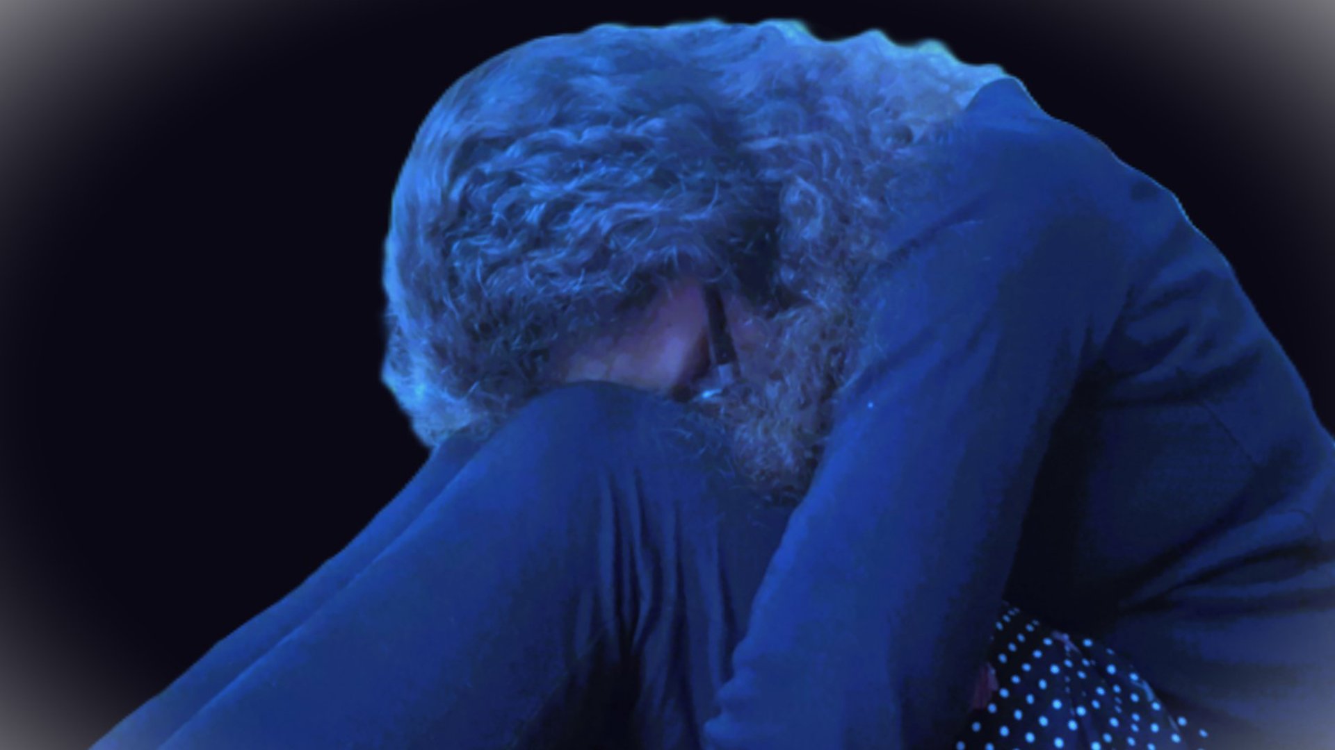 Foto in Blautönen für die Veranstaltung ‚Belle de Nuit – …in Liebe, Deine Ella‘ mit einer Frau, die den Kopf zwischen die Beine legt.