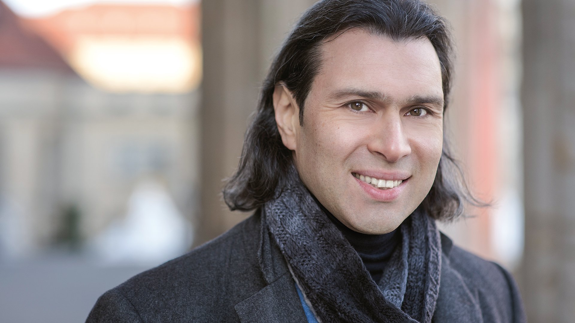 Foto für die Veranstaltung ‚Operngala‘ – der Künstler Vladimir Jurowski vor unscharfem Hintergrund