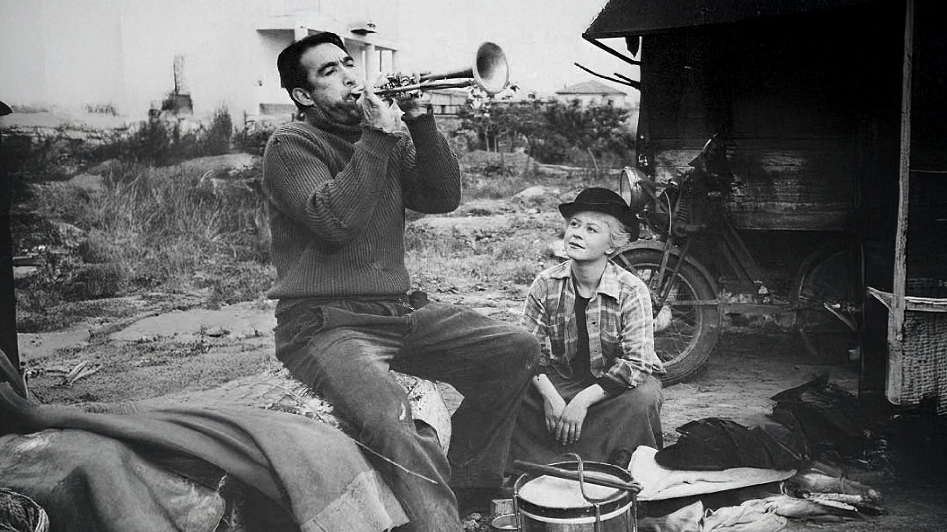 Schwarz-Weiß-Foto für das Event Italienische Kleinode aus vier Jahrhunderten: ein Mann mit einem Blasinstrument, während eine Frau ihn ansieht.