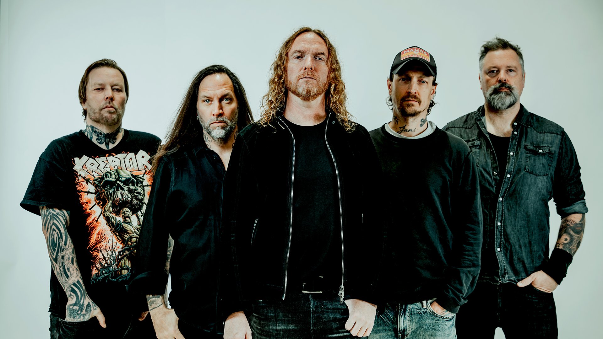 Fünf Musiker von the Halo Effect stehen nebeneinander vor hellem Hintergrund und blicken frontal in die Kamera.