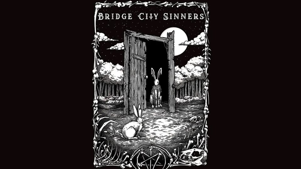 Illustratives Motiv Bridge City Sinners mit geöffnetem Holztor im nächtlichen Wald vor Vollmond und zwei Hasen im Vordergrund umgeben von Knochen und dunkler Ornamentik