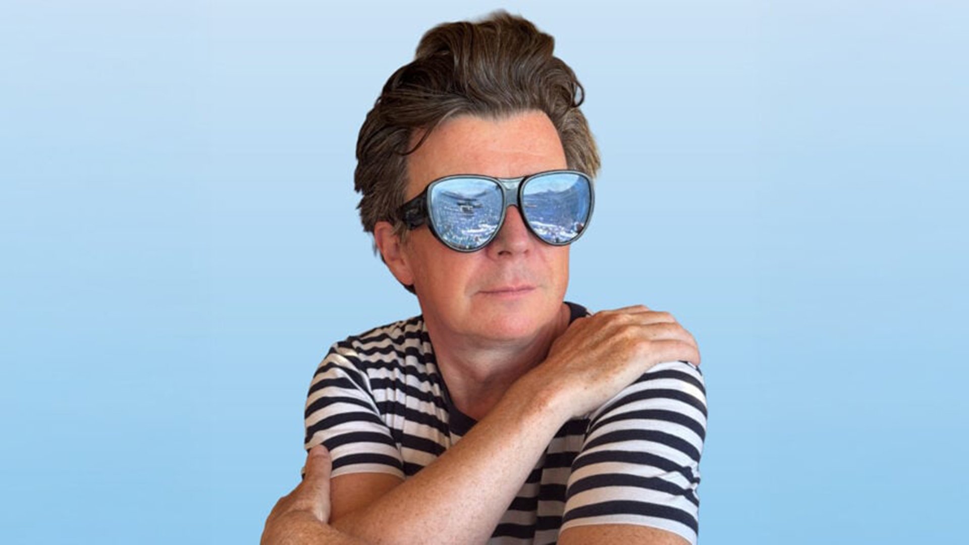 in Bild des Künsters in gerinteltem Shirt mit verspiegelter Sonnenbrille