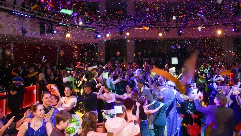 Ein Foto für das Event Narrhalla Ball 2026, mit tanzenden Menschen und Konfetti.