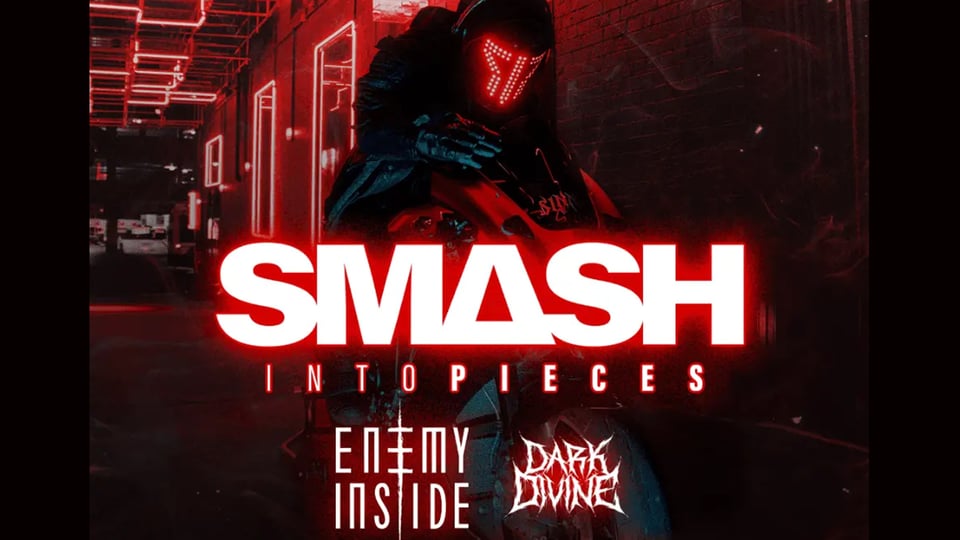 Dunkle, rot‑schwarze Grafik mit futuristischer, maskierter Figur in einer neonbeleuchteten Gasse; zentral der große Schriftzug SMASH INTO PIECES, darunter die Bandnamen Enemy Inside und Dark Divine