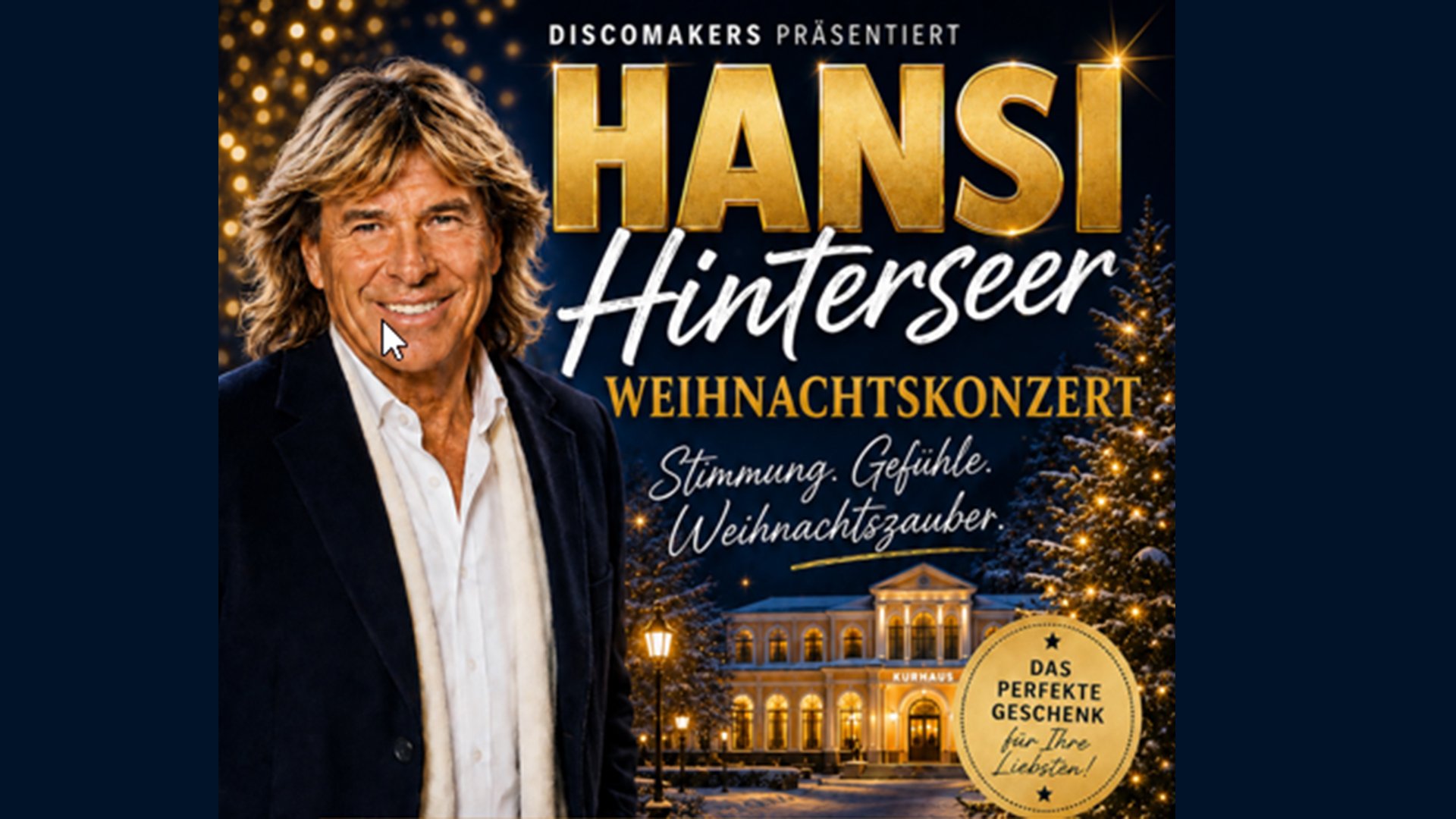 Plakat mit Bild von Hansi Hinterseer und Banner zur Veranstaltung Weihnachtskonzert, im Hintergrund eine festlich erleuchtetes Gebäude und ein geschmückter Tannenbaum