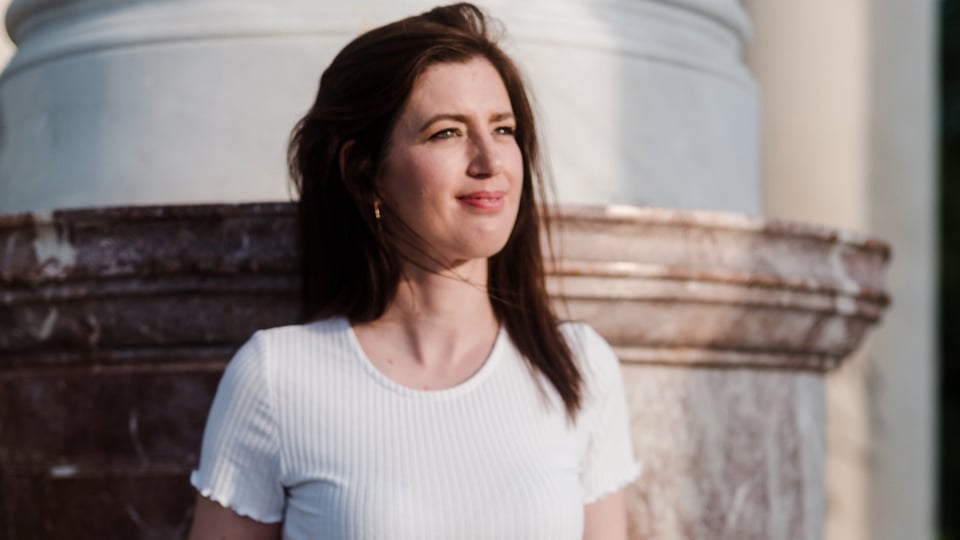 Foto für die Veranstaltung von Claudia Pichler - Feierabend mit der Künstlerin, die sich an einer Säule lehnt