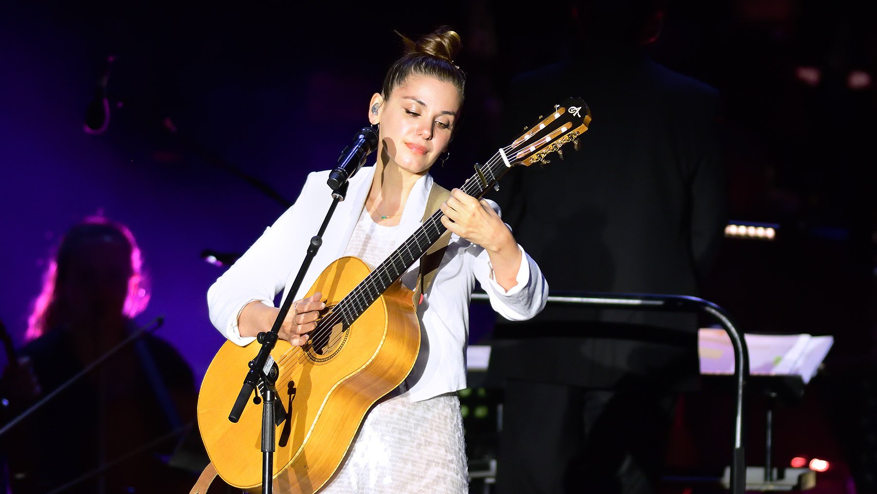 Foto von Katie Melua auf der Bühne mit Gitarre und Mikrofon