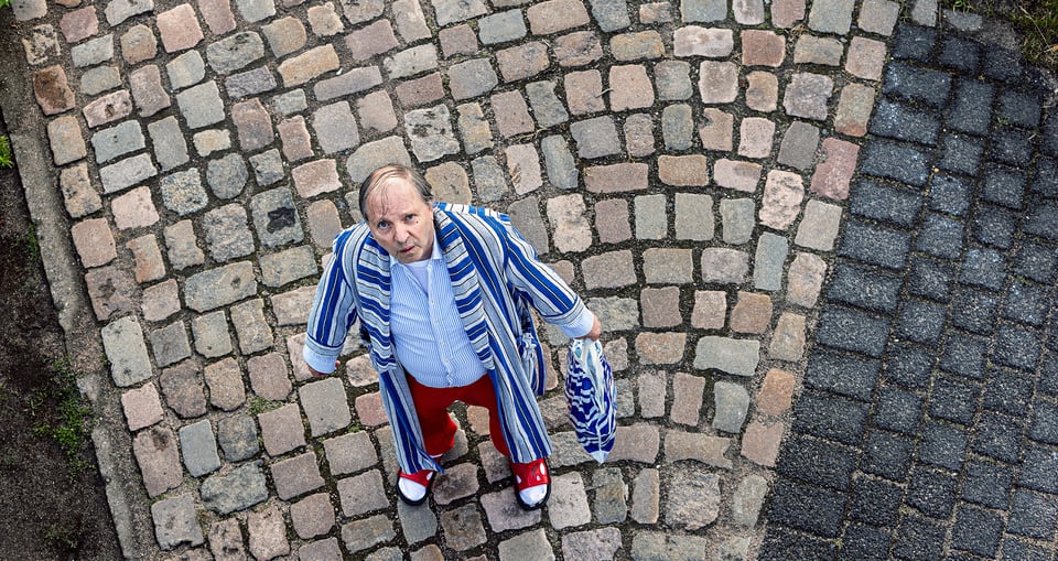 Luftaufnahme eines Mannes im Pyjama auf der Straße – Szene für das DITTSCHE-Event