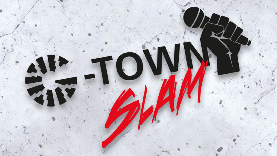 Logo des G Town Slam mit schwarzem Schriftzug und rotem Schriftzug Slam auf hellgrauem Hintergrund, ergänzt durch ein Mikrofonsymbol in einer erhobenen Faust sowie ein kreisförmiges grafisches Element links.