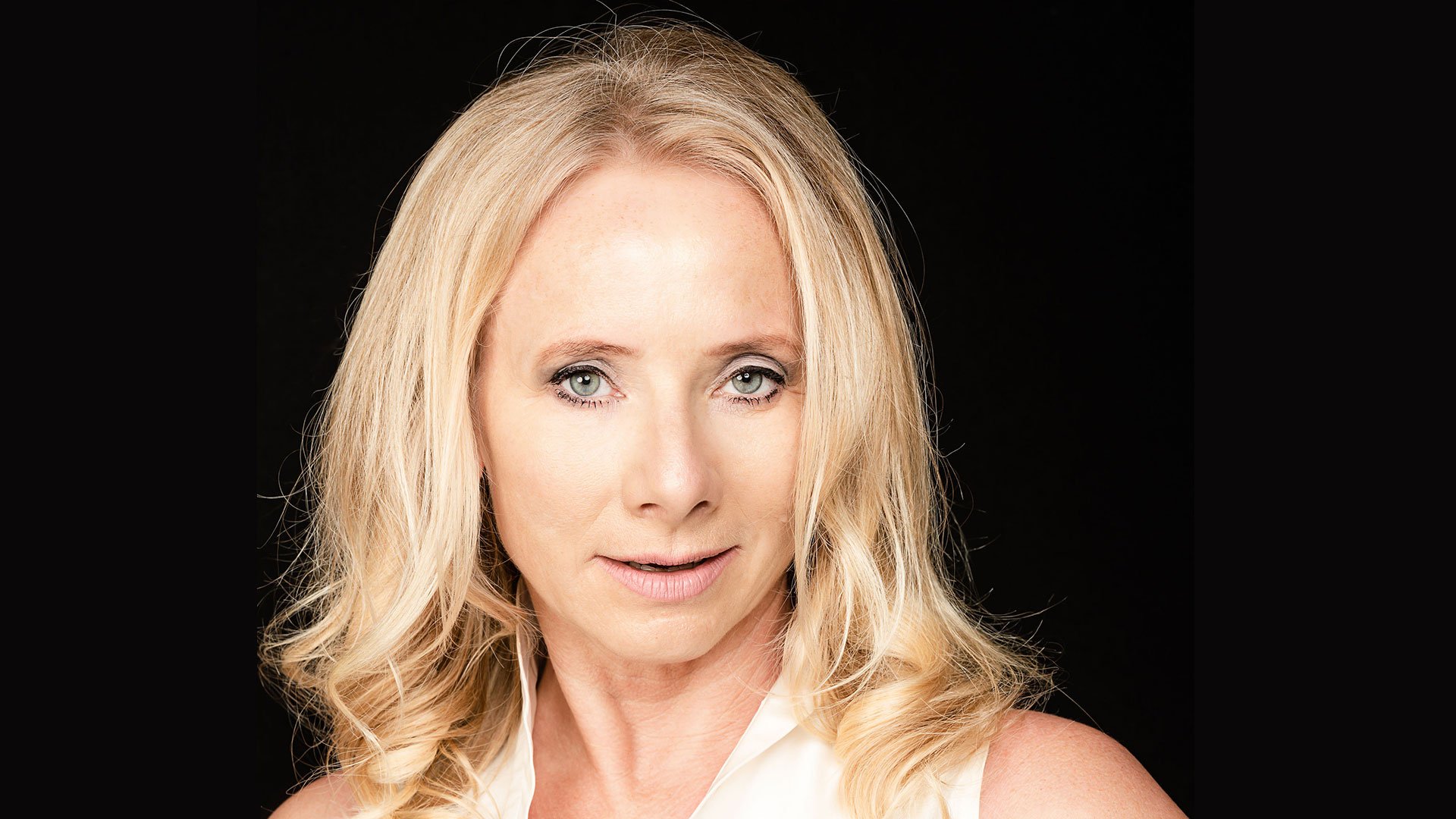 Foto für das Event Sylvia Brécko – HILDE – Leben & Lieder der Knef mit der Künstlerin vor schwarzem Hintergrund