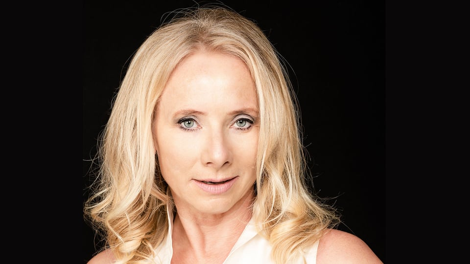 Foto für das Event Sylvia Brécko – HILDE – Leben & Lieder der Knef mit der Künstlerin vor schwarzem Hintergrund