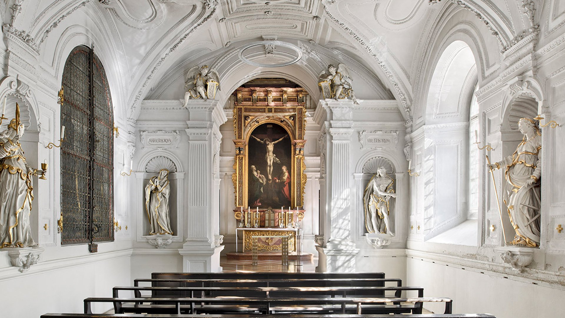 Ein Foto der St. Michael Kreuzkapelle von innen