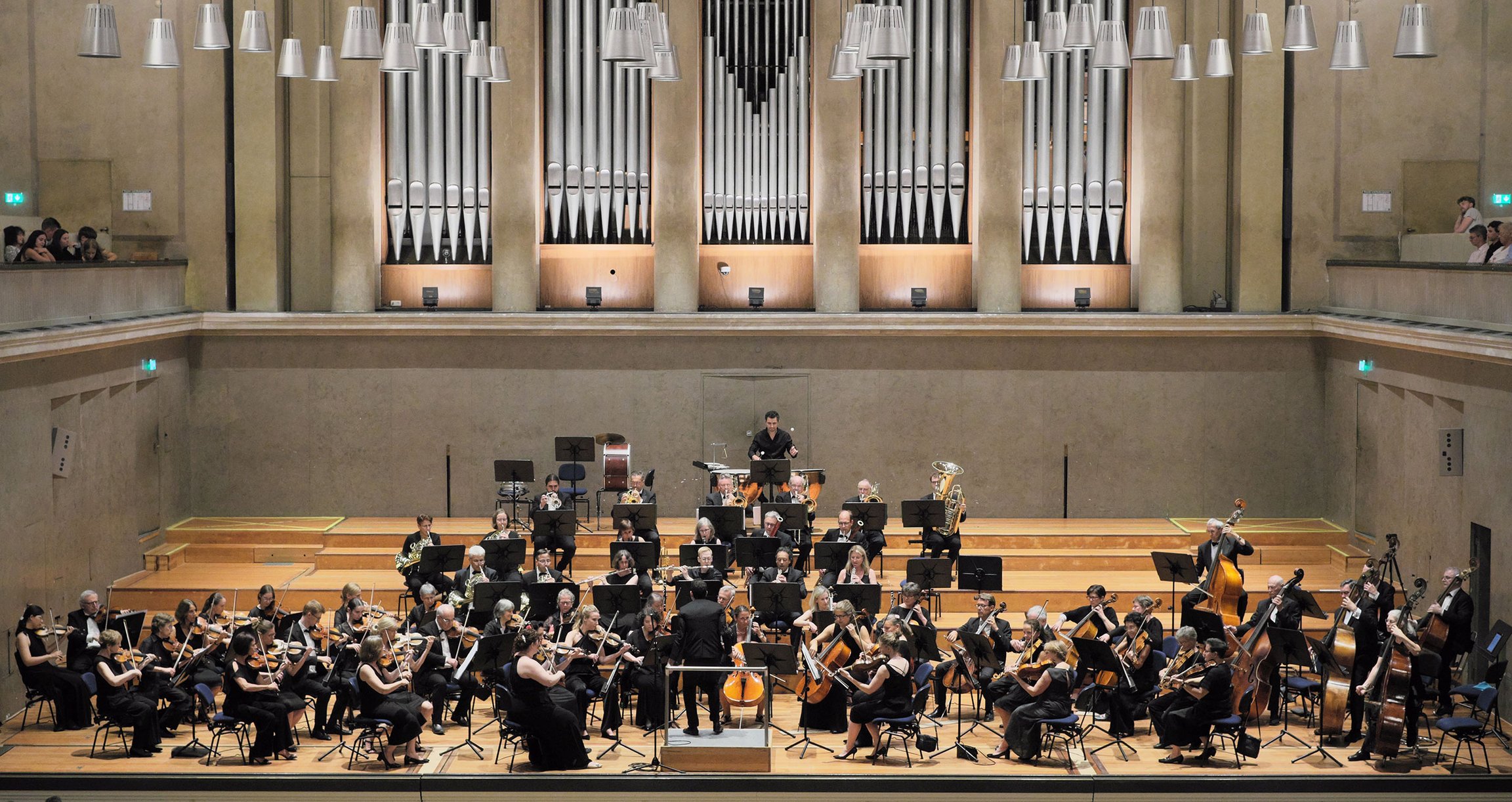 Orchester beim spielen von oben fotografiert