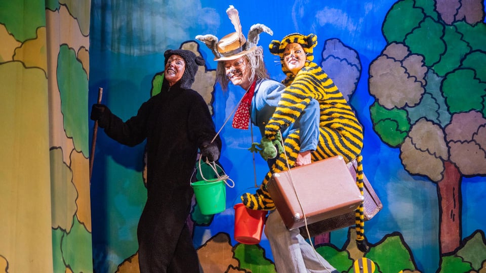 Foto für das Event Komm, wir finden einen Schatz, mit drei verkleideten Personen auf einer farbenfrohen Bühne