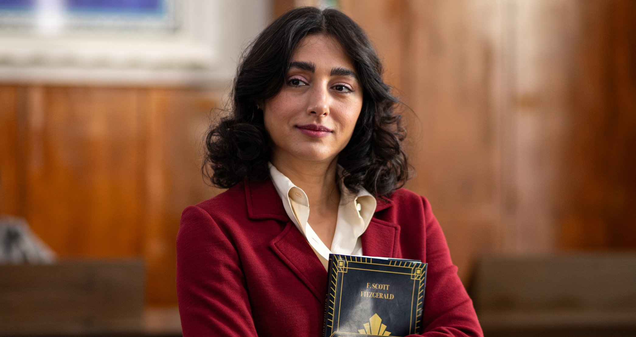 Junge Frau in rot gekleidet mit einem Buch in der Hand