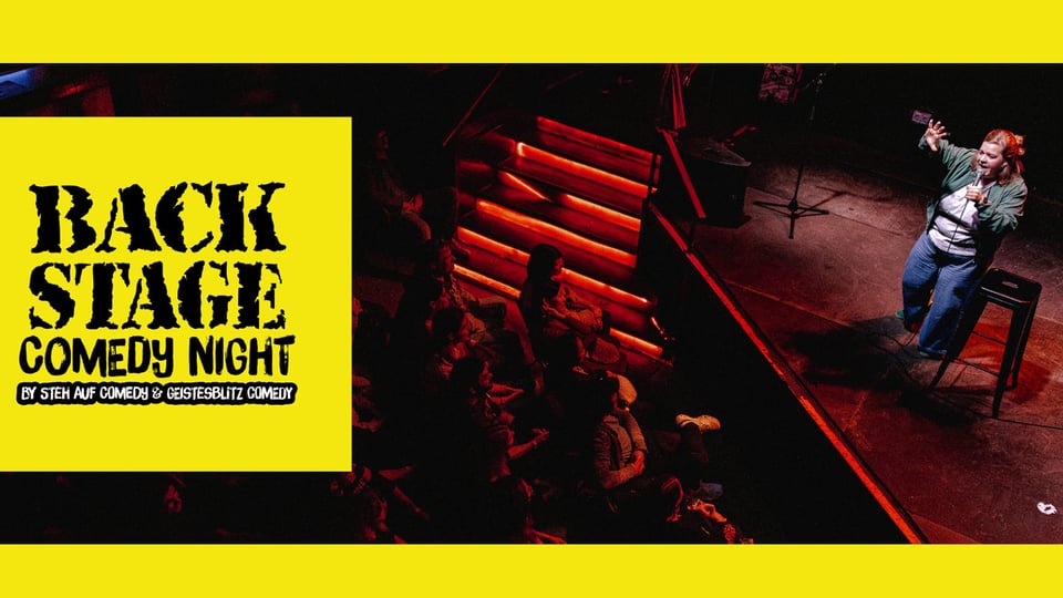 Plakat zur Backstage Comedy Night mit einer Person auf einer Bühne und Publikum sowie ein gelbes Banner mit Aufschrift zur Veranstaltung 
