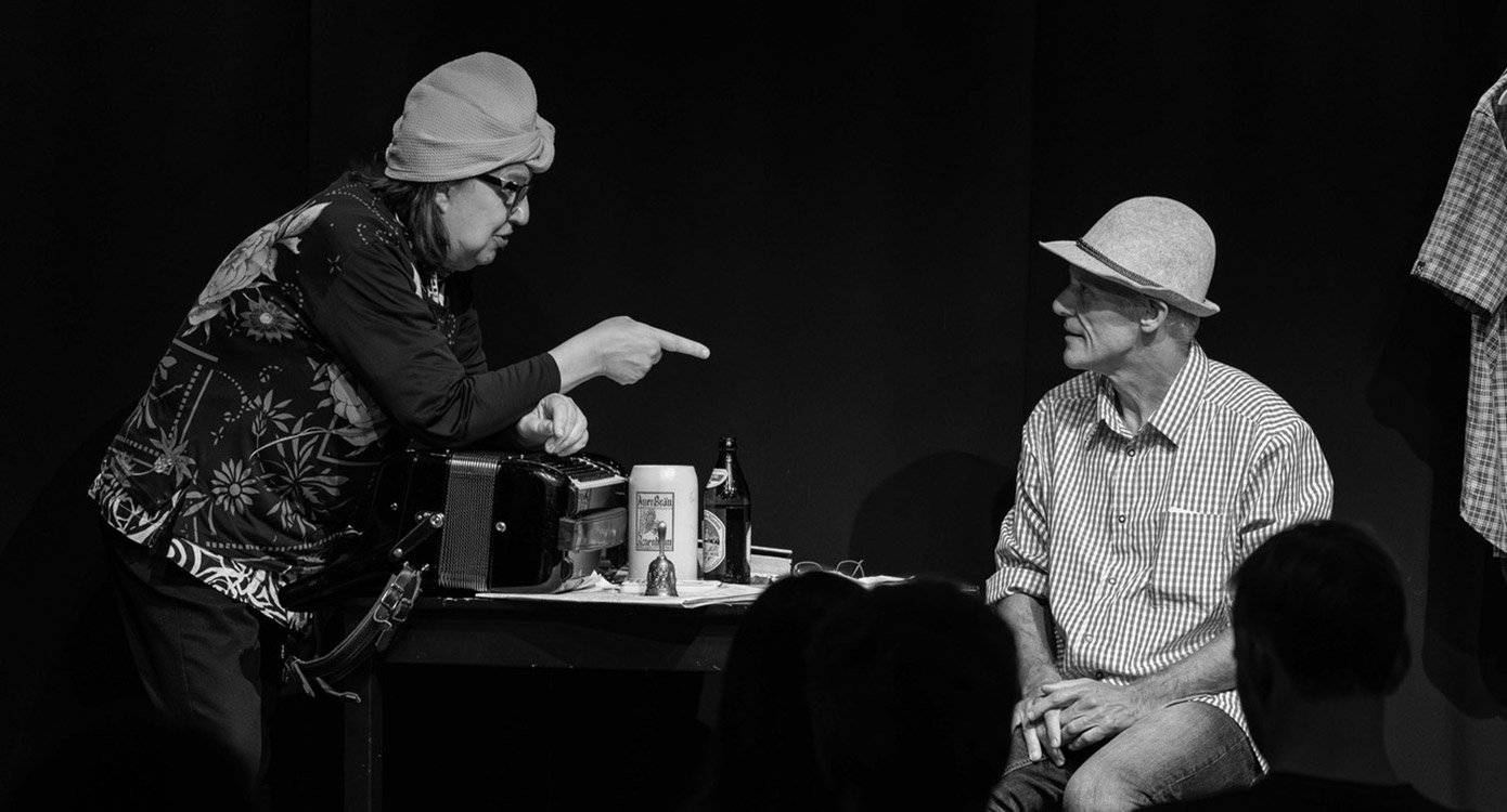 Schwarzweißfoto eines Mannes und einer Frau für das Event Huber & Weber – Bayerische Briefe