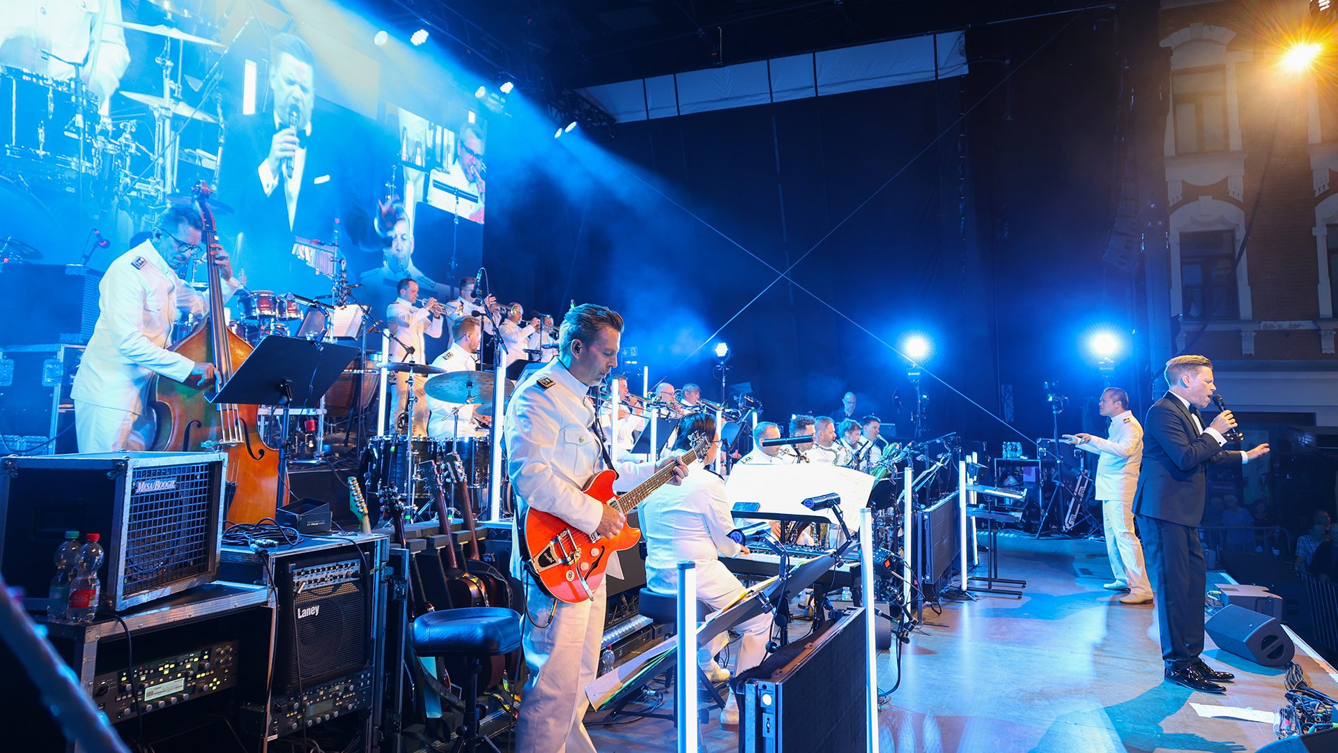 Die Bigband der Bundeswehr auf der Bühne in blauem Scheinwerferlicht