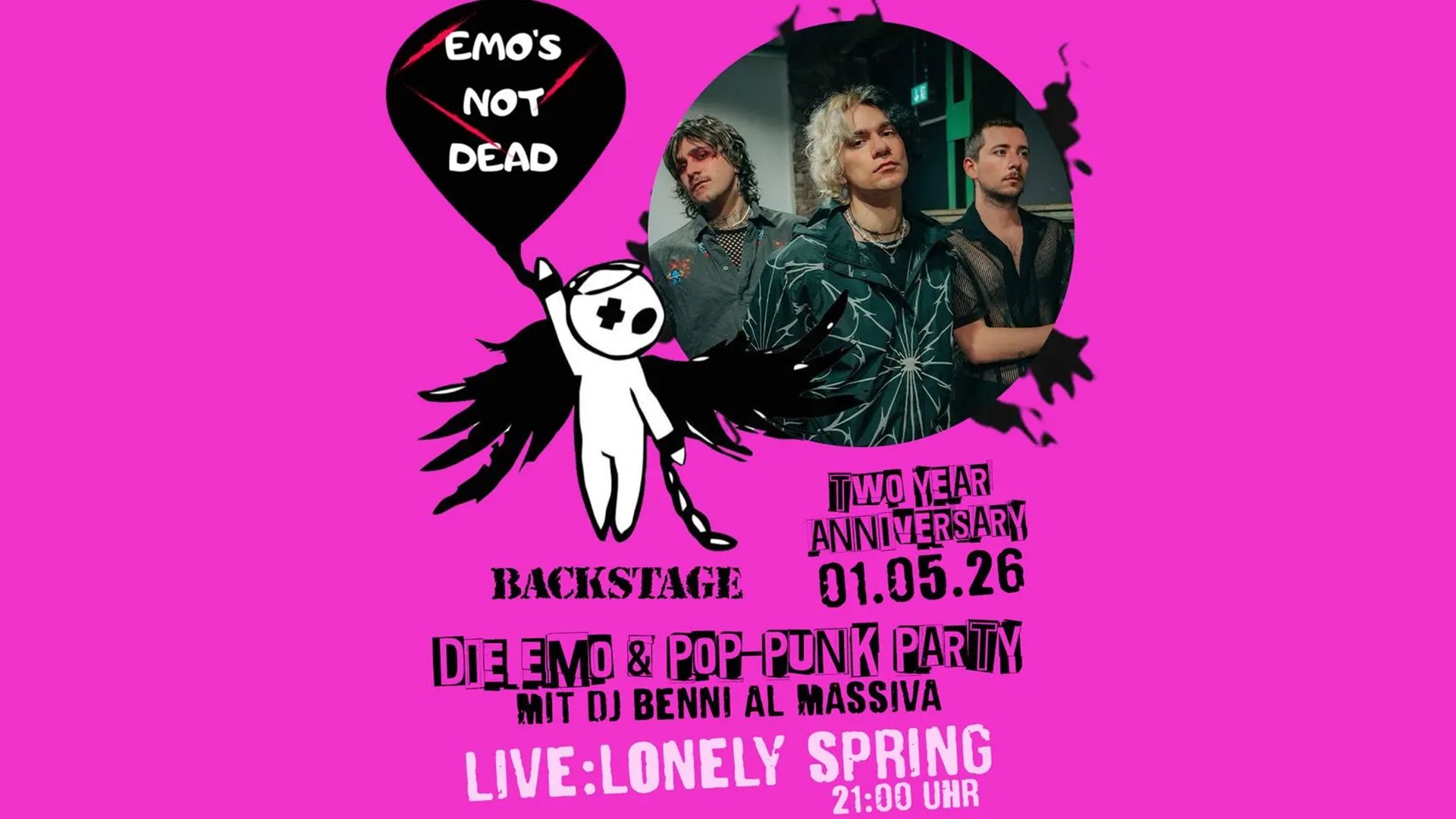 Keyvisual zur Veranstaltung „Die Emo & Pop‑Punk Party“ im Backstage: Pinkfarbener Hintergrund mit grafischer Figur und schwarzem Herzsymbol mit der Aufschrift „Emo’s Not Dead“. Rechts ist ein rundes Foto einer Band zu sehen. Im Bild stehen außerdem „Two Year Anniversary“, das Datum 01.05.26, der Hinweis „Live: Lonely Spring“ sowie „Mit DJ Benni Al Massiva“.