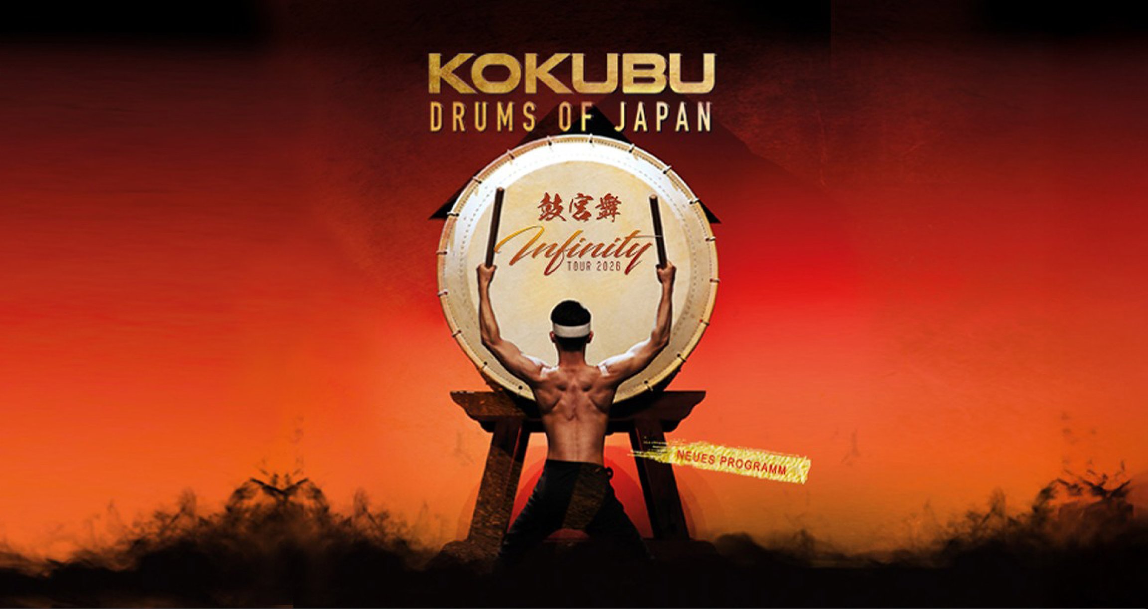 Plakat der Veranstaltung KOKUBU – The Drums of Japan mit einem Mann, der eine große Trommel spielt, vor orangefarbenem Hintergrund mit schwarzem Rauch.
