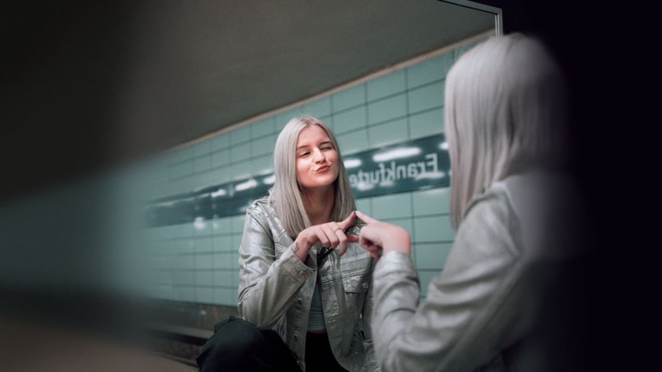 Die Künstlerin in einem Spiegel 