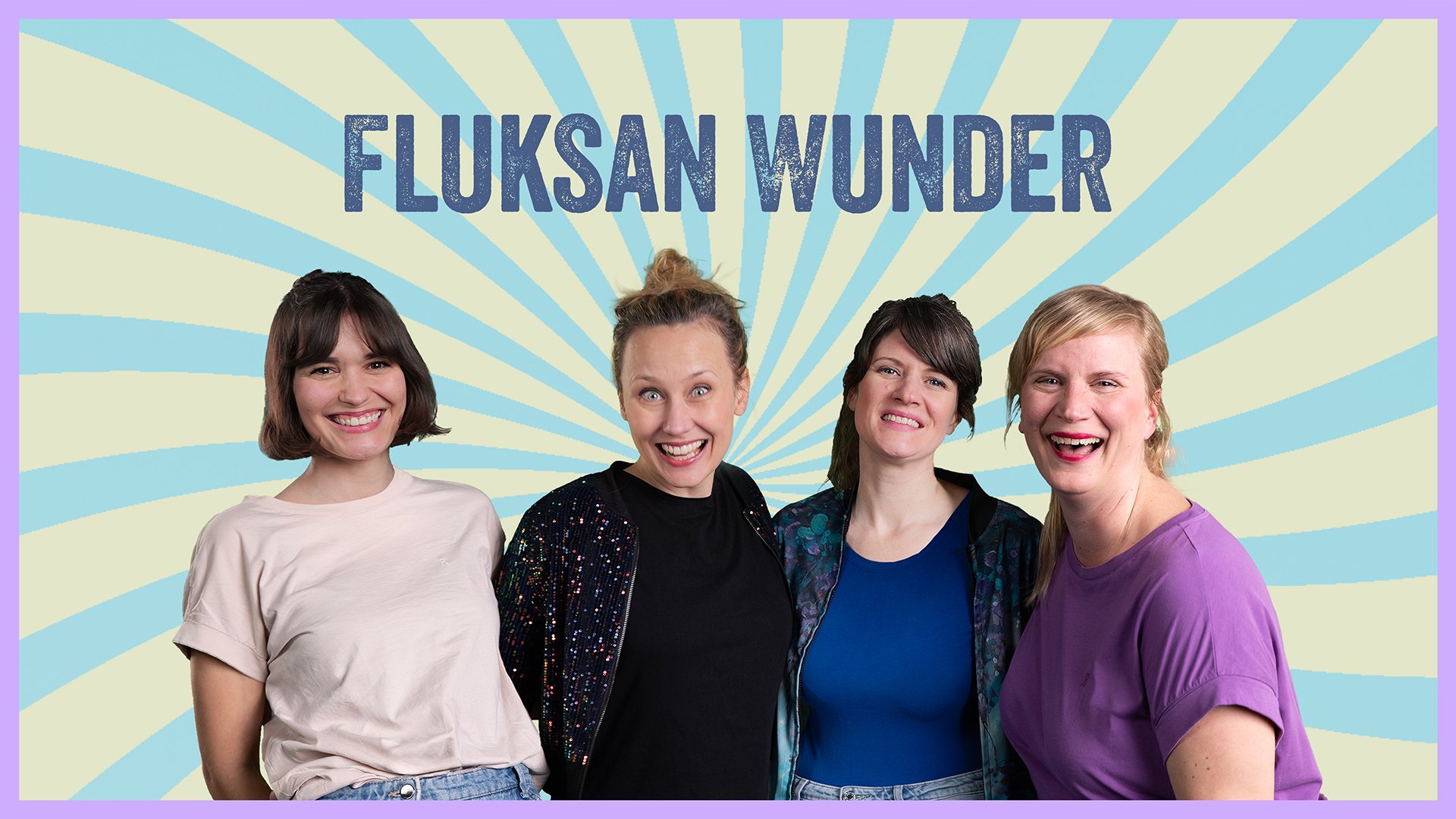Vier Frauen der Musikgruppe Fluksan Wunder stehen lächelnd vor einem hellgelben Hintergrund mit hellblauen Strahlen. Oberhalb der Gruppe steht der Name FLUKSAN WUNDER in dunkelblauer Schrift.