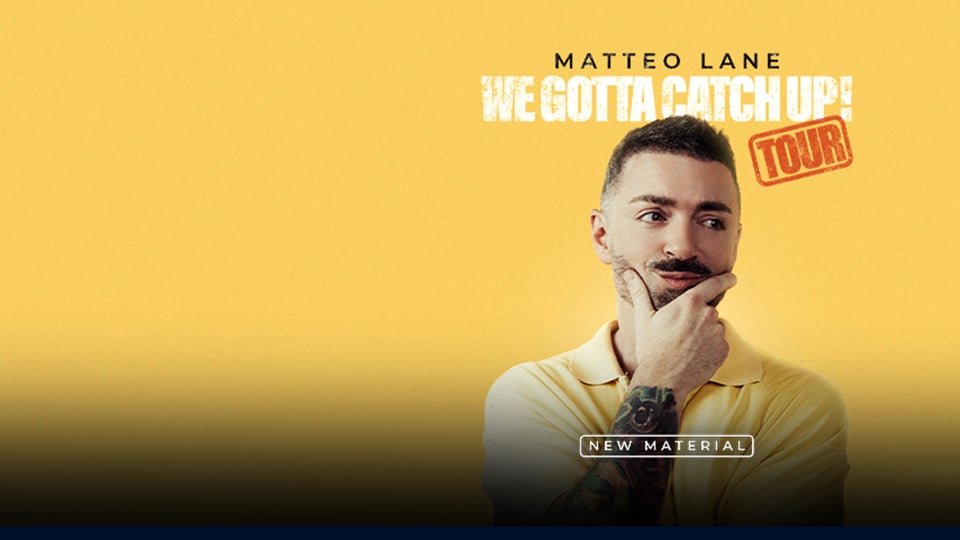 Matteo Lane in gelbem Poposhirt stützt das Kinn in die Hand mit Aufschrift in schwarz und weiß Matteo Lane we gotta catch up tour auf gelbenm Hintergrund