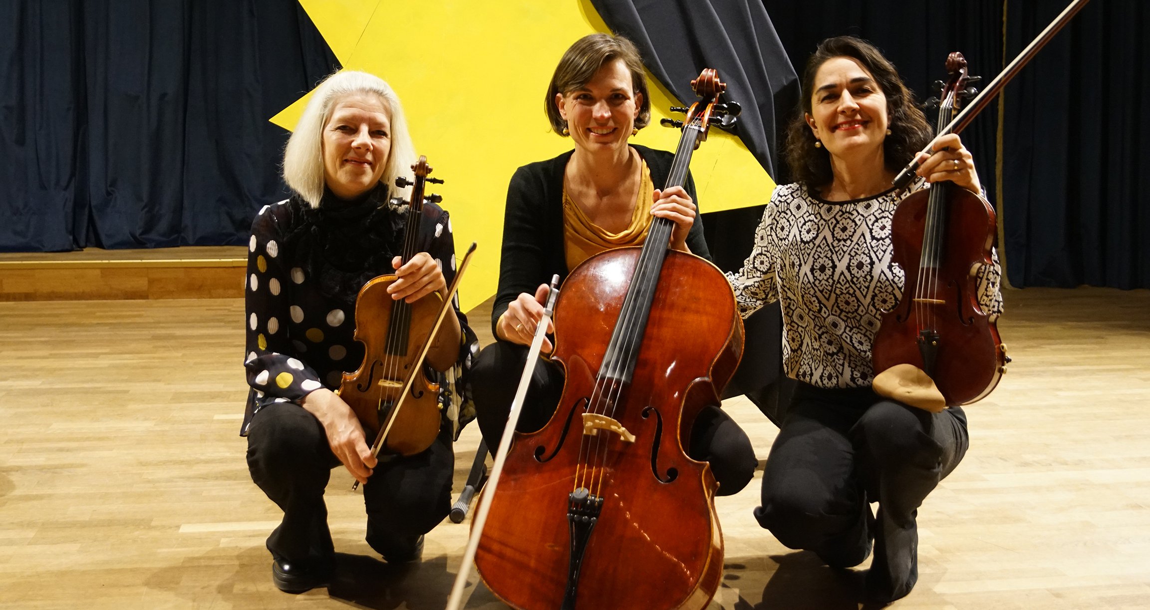 Foto von drei Frauen mit Instrumenten