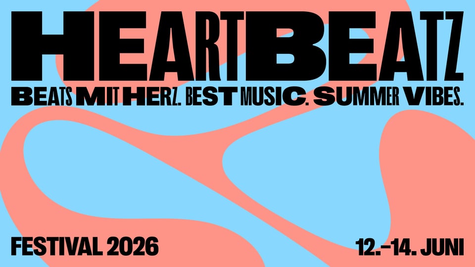 Eventplakat „HeartBeatz Festival“ in Blau- und Pfirsichtönen mit schwarzer Schrift.