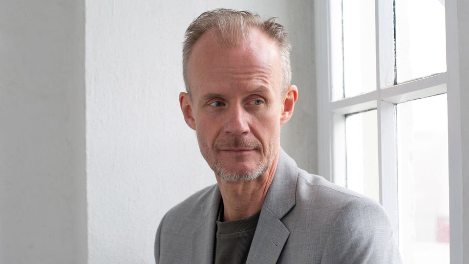 Foto für die Veranstaltung "Max Uthoff - uns.ich.er" mit einem weißen Wand- und Fensterhintergrund.