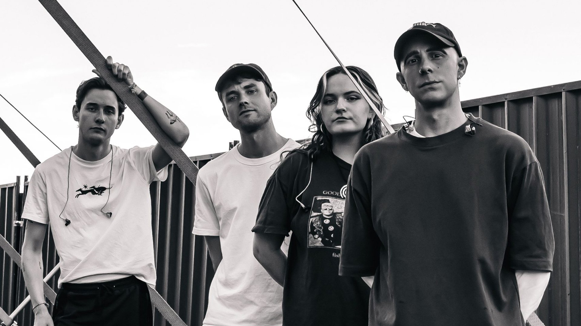 Schwarz-Weiß-Foto der Band BLACK FOXXES mit allen vier Mitgliedern