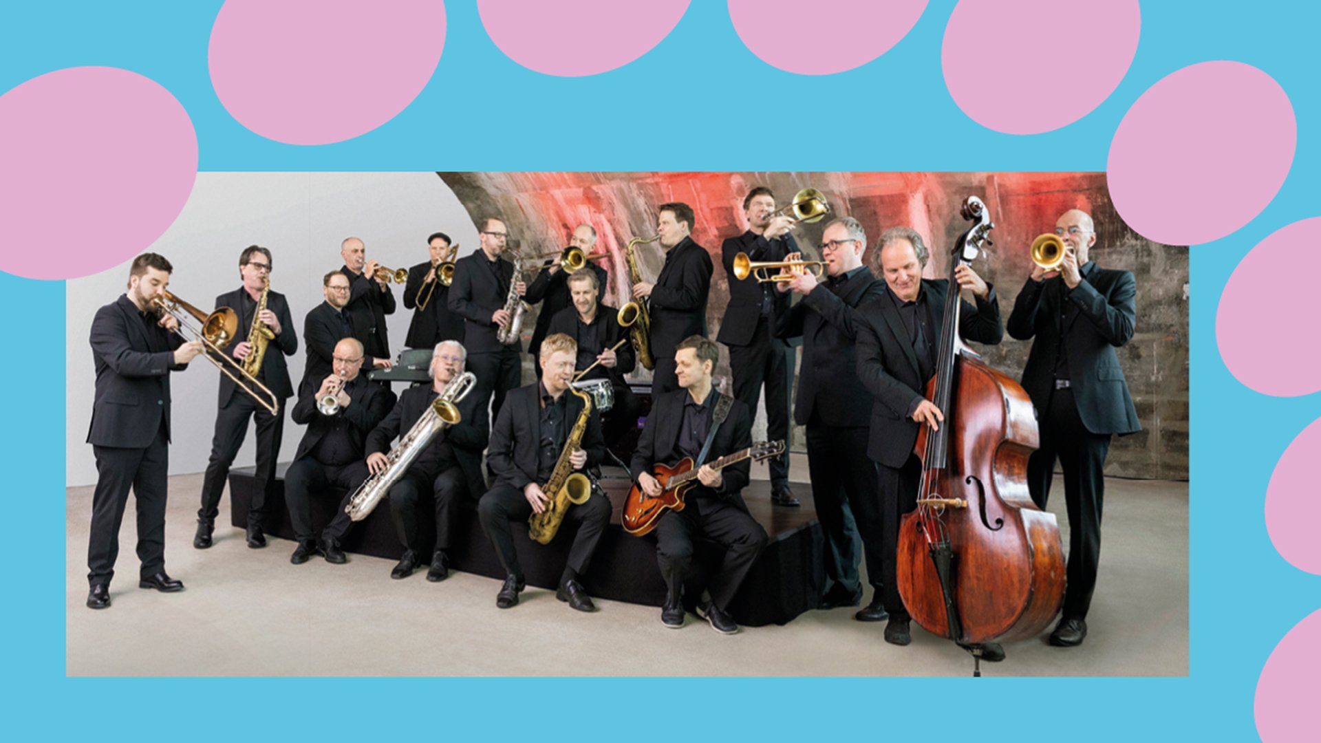 Bigband mit mehreren Musikerinnen und Musikern auf einer Bühne mit Blasinstrumenten, Gitarre und Kontrabass, umrahmt von türkisfarbenen und rosafarbenen grafischen Elementen.