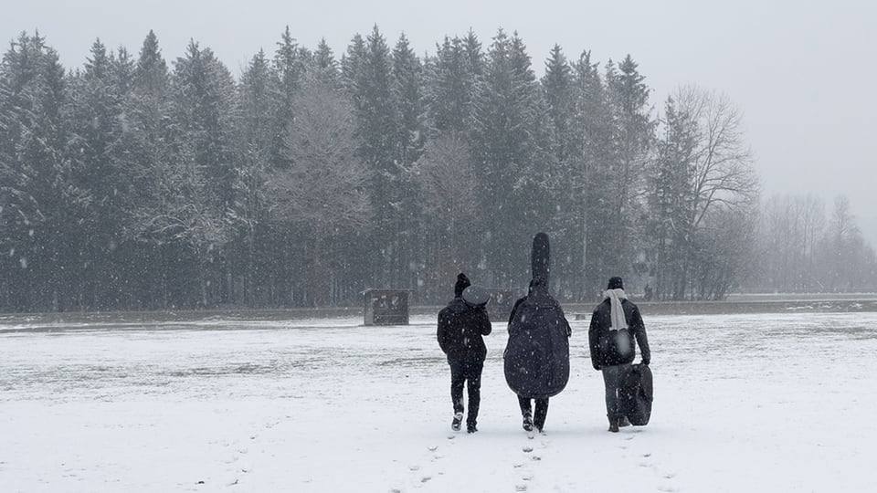 Winterlandschaft mit Bäumen, drei Personen mit Instrumenten gehen mit dem Rücken zu Betrachter 