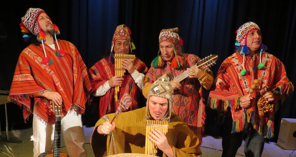 Foto von der Band Andinia mit typischen lateinamerikanischen Instrumenten