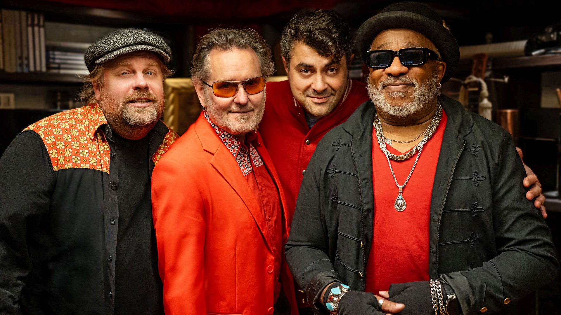 Foto für das Event STOPPOK – RUND-Reise – die Band-Tour 2026 mit der Gruppe, gekleidet in Rot und Schwarz