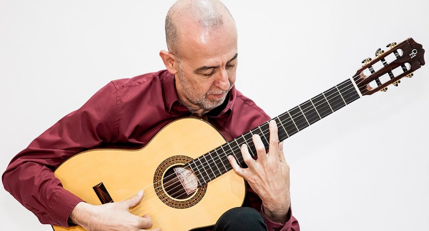 ein Mann spielt eine Gitarre auf weißem Hintergrund