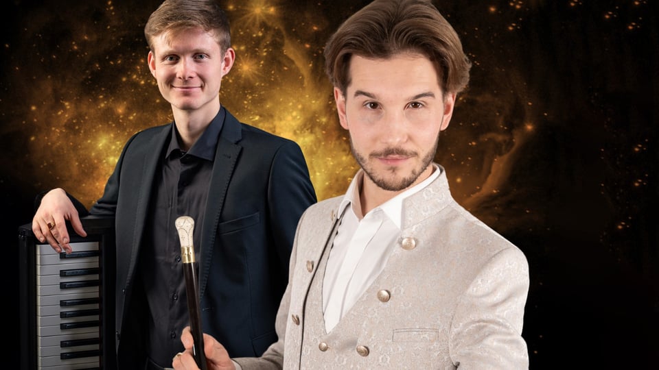 Zwei Herren, einer im weißen, einer schwarzen Anzug mit einem aufgestellten Keyboard und einem Gehstock, der Hintergrund eine Illustration des Universums