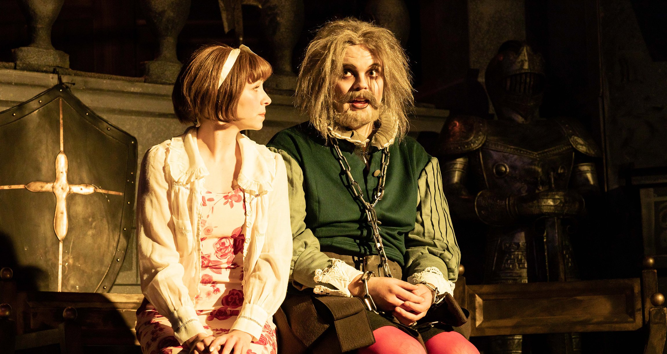Zwei Darsteller in Kostümen auf Theaterbühne