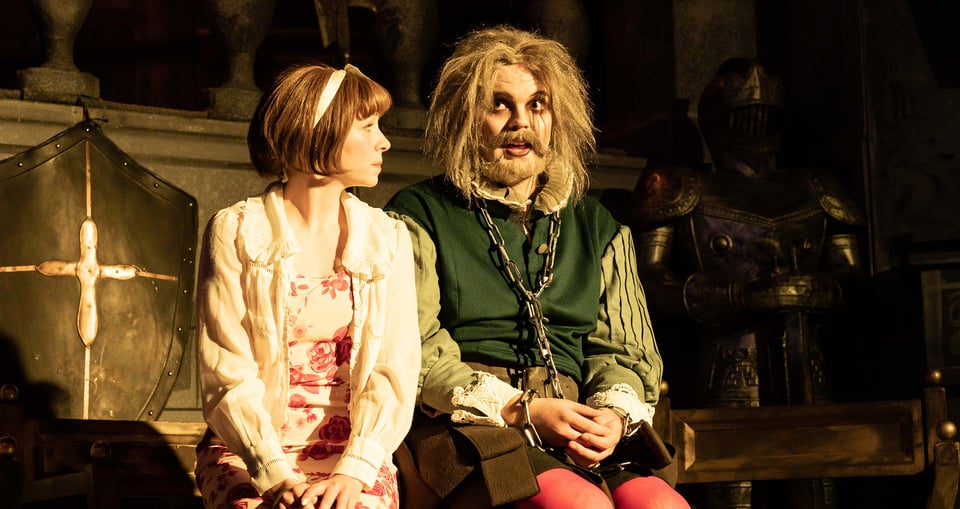 Zwei Darsteller in Kostümen auf Theaterbühne