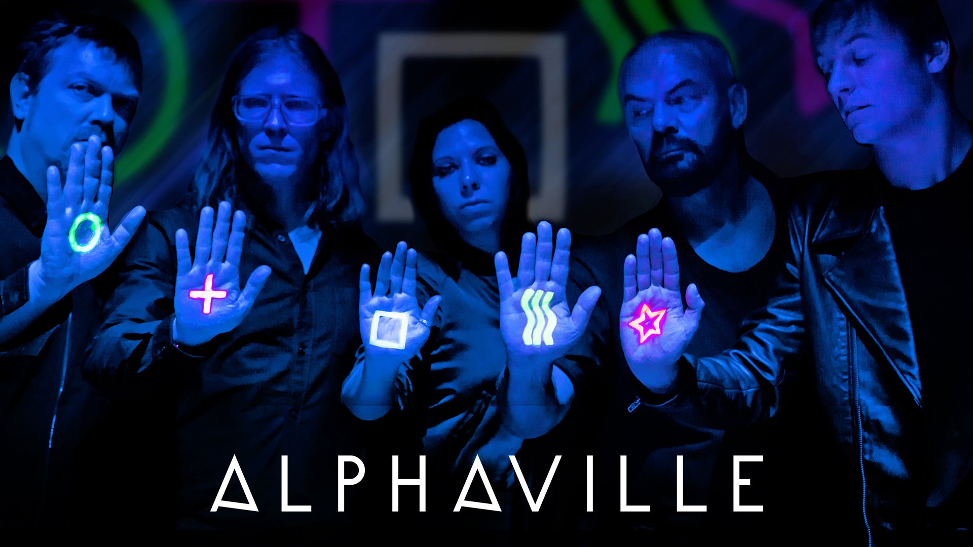 Eventmotiv der Band Alphaville: Fünf Personen stehen nebeneinander vor dunklem Hintergrund und halten jeweils eine erhobene Hand nach vorne. Auf den Handflächen sind leuchtende grafische Symbole zu sehen, die durch blaues Bühnenlicht hervorgehoben werden. Unten im Bild steht der Bandname „ALPHAVILLE“ in weißer Schrift. Kontrastreiches Promomotiv für eine Live‑Musikveranstaltung.