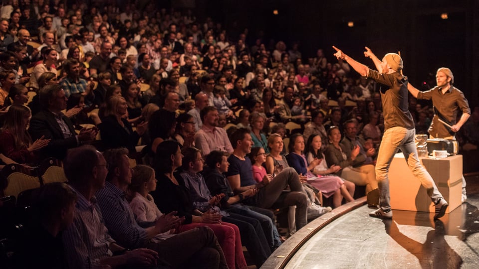 Foto zum Event von Double Drums: Bühne mit zwei Künstlern und Publikum im Saal