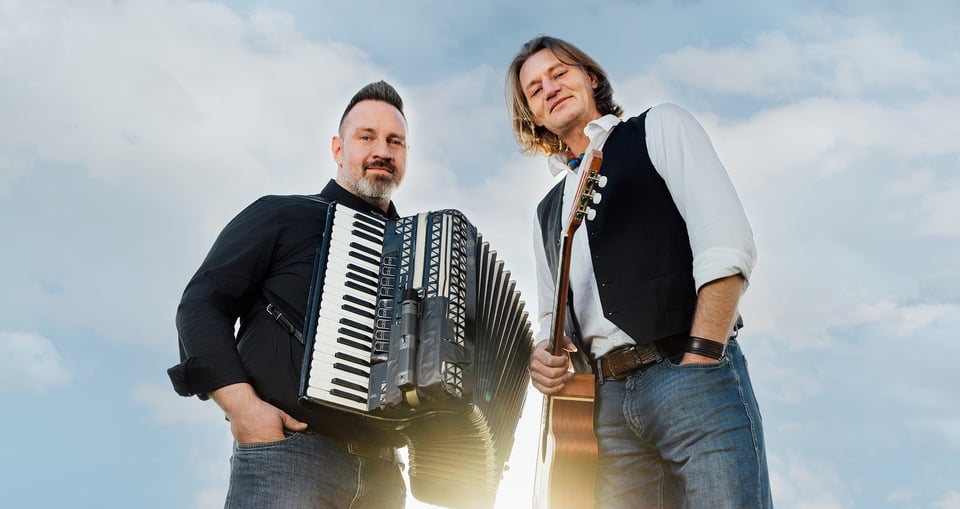 Zwei Männder mit Akkordeon und Gitarre 