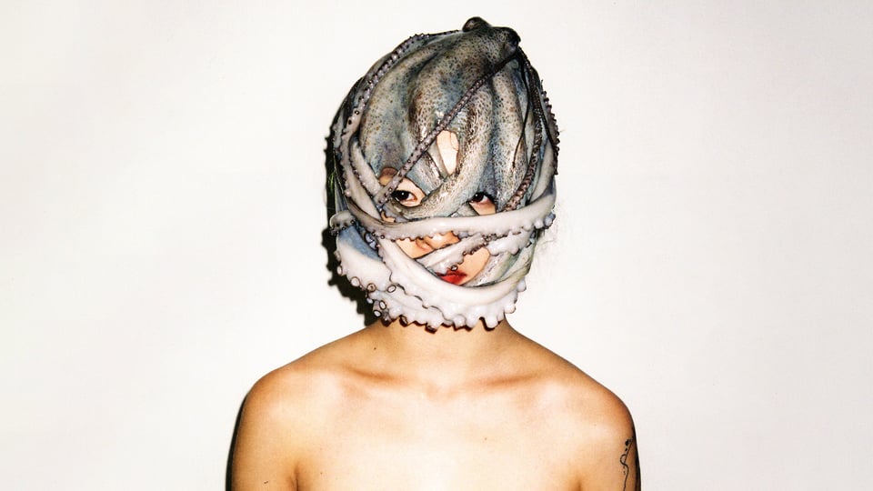 Foto für die Veranstaltung von Fischer Fritz mit einer Person mit einem Oktopus auf dem Kopf vor weißem Hintergrund.