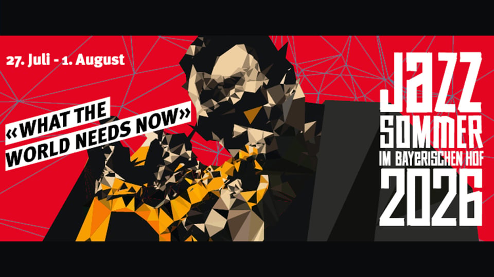 Plakat Jazz Sommer im Bayerischen Hof 2026 mit kantiger grafischer Figur auf rotem Hintergrund und Schriftzug Jazz Sommer sowie Datum 27 Juli bis 1 August und Motto What the world needs now