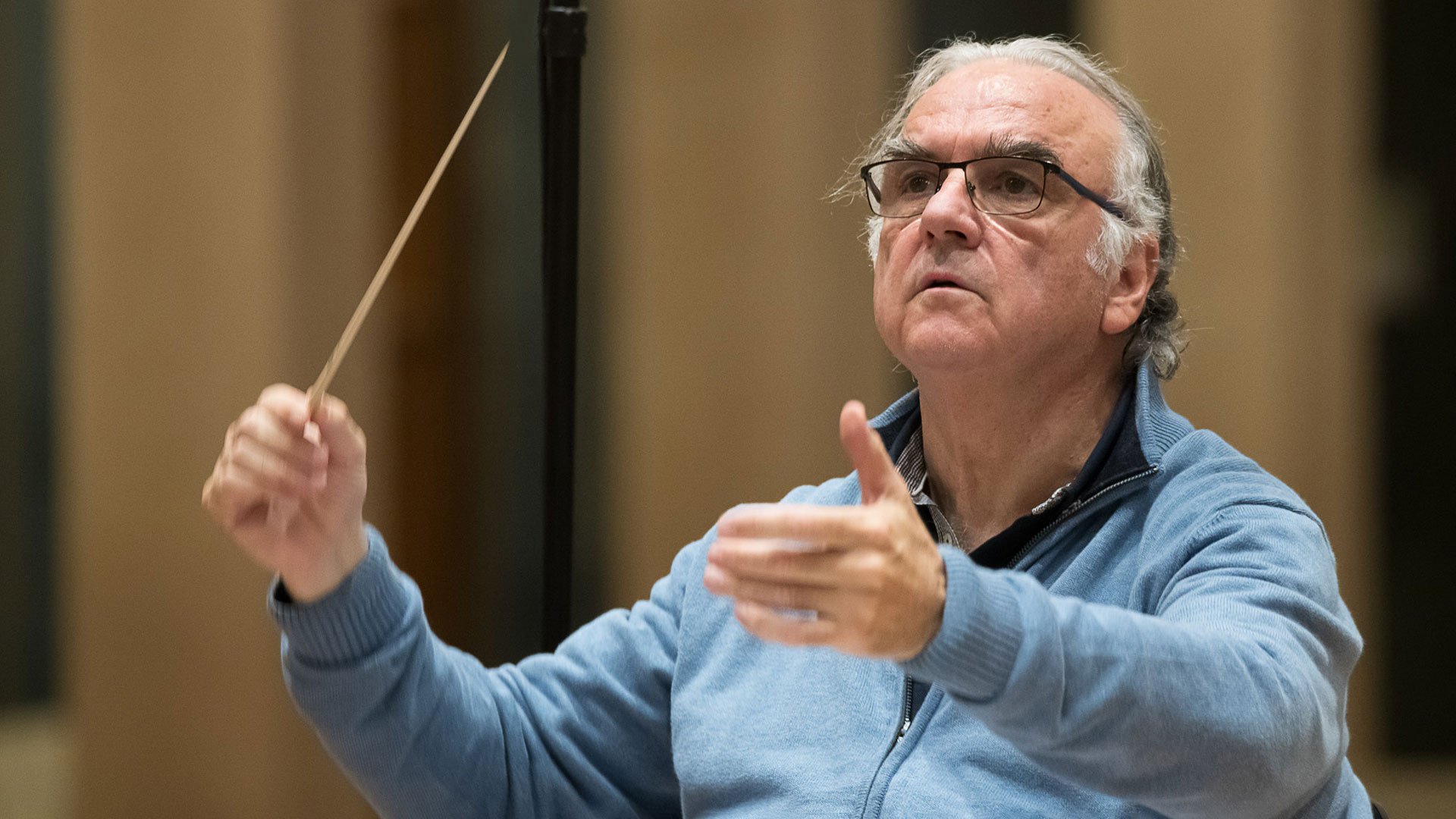 Jordi Mora dirigiert das Orchester