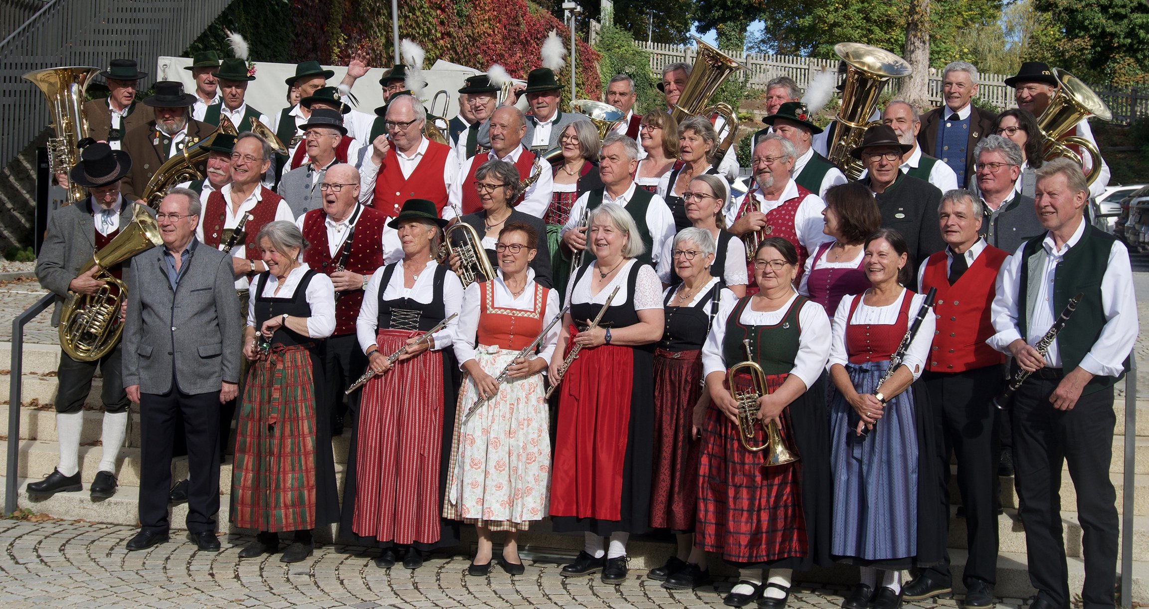 Foto der Band „Blasmusik“, alle mit typisch bayerischen Instrumenten und Trachten