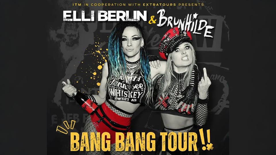 Eventmotiv zu Elli Berlin & Brunhilde – Bang Bang Tour!!: Zwei performende Personen stehen nebeneinander vor dunklem Hintergrund mit grafischen Spritzern und Schriftzügen. Beide tragen auffällige Bühnenoutfits in Schwarz und Rot mit Nieten, Netzelementen und Accessoires; eine Person hält eine Flasche, die andere hebt eine Handgeste. Oben im Bild der Schriftzug „ELLI BERLIN & BRUNHILDE“, unten der Titel „BANG BANG TOUR!!“. Kontrastreiches, rockiges Promomotiv für eine Live‑Musik‑Tour.