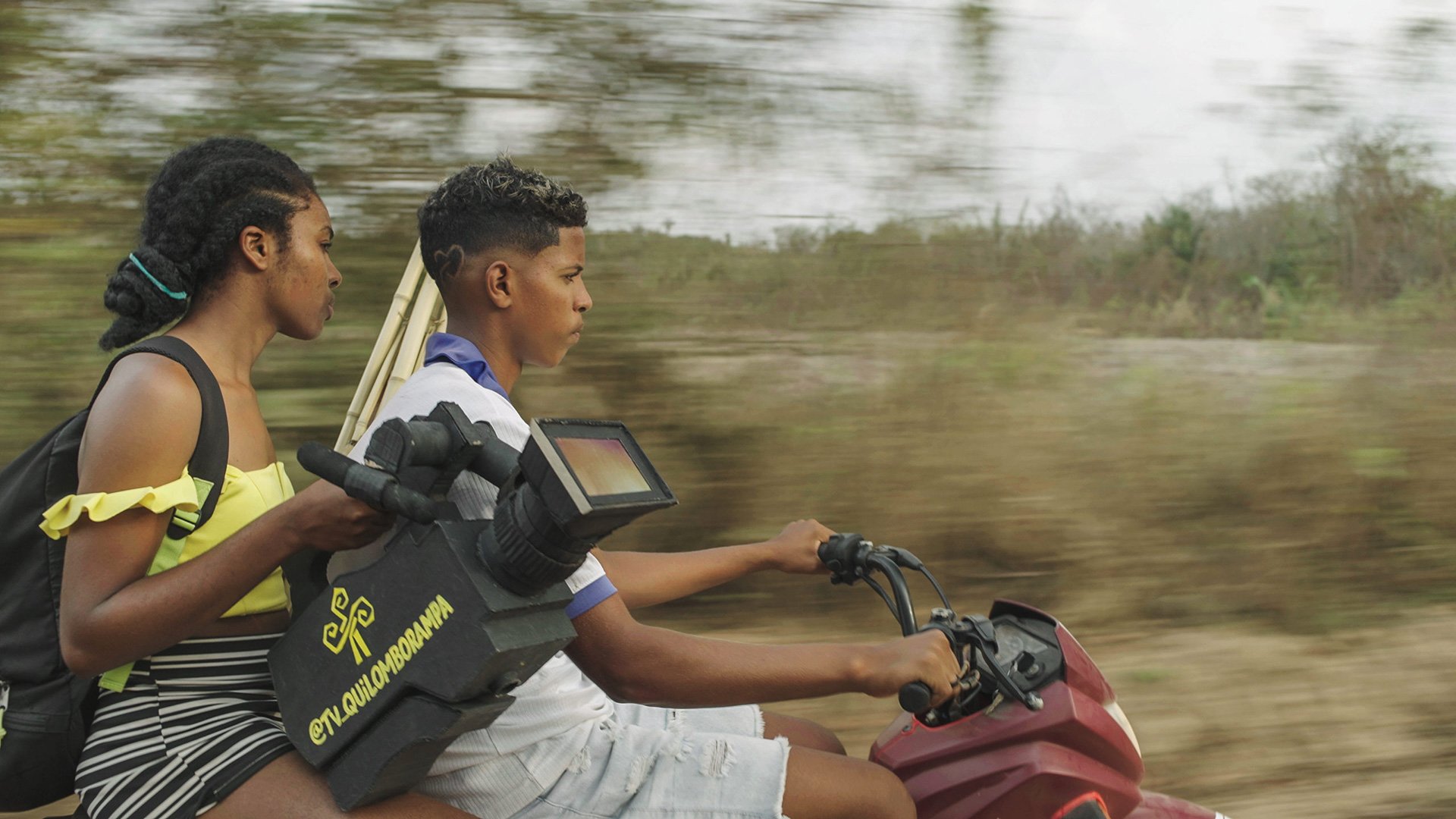 Plakat für die Veranstaltung ‚LAFITA – Lateinamerikanische Filmtage München 2025‘ mit einem Bild aus dem Film ‚BOALÁNDIA‘, das einen Jungen und ein Mädchen mit einer Kamera auf einem Motorrad zeigt