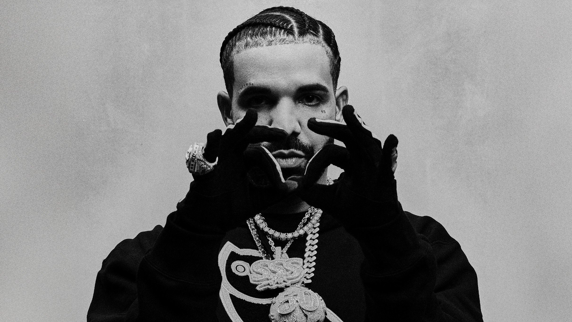 Drake macht Handzeichen in schwarz-weiß